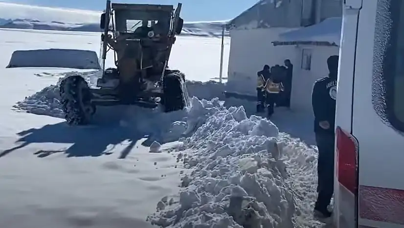 Kars'ta Kapalı Köy Yolu Açıldı, Hasta Vatandaş Hastaneye Ulaştırıldı