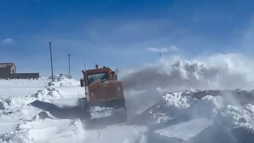 Kars'ta kar ve tipi köy yollarını yuttu