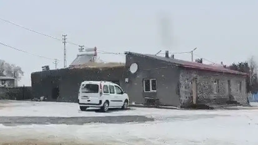 Kars'ta kar yağışı beyaz örtü oluşturdu, hava sıcaklığı eksi 4 dereceye düştü