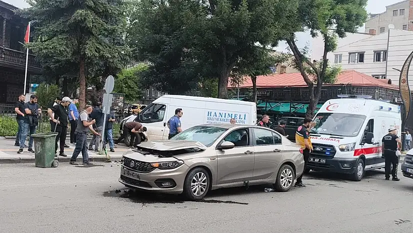 Kars'ta kavşakta feci kaza: 3 yaralı