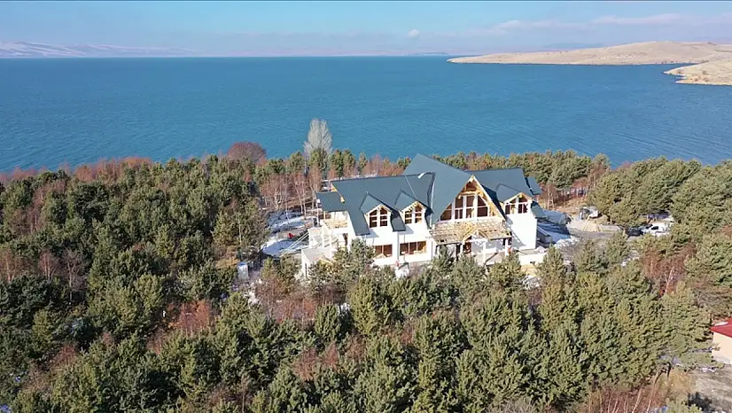 Kars'ta Kış Sezonuna Hazırlanan Yeni Kütük Ev, Turistleri Ağırlamaya Hazır