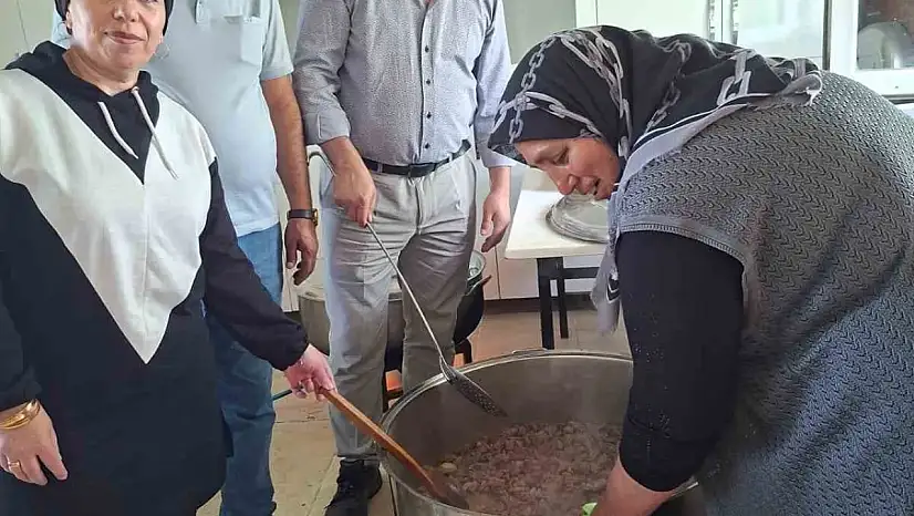 Kars'ta mahalle sakinlerinden üniversite öğrencilerine bayram ikramı dayanışması