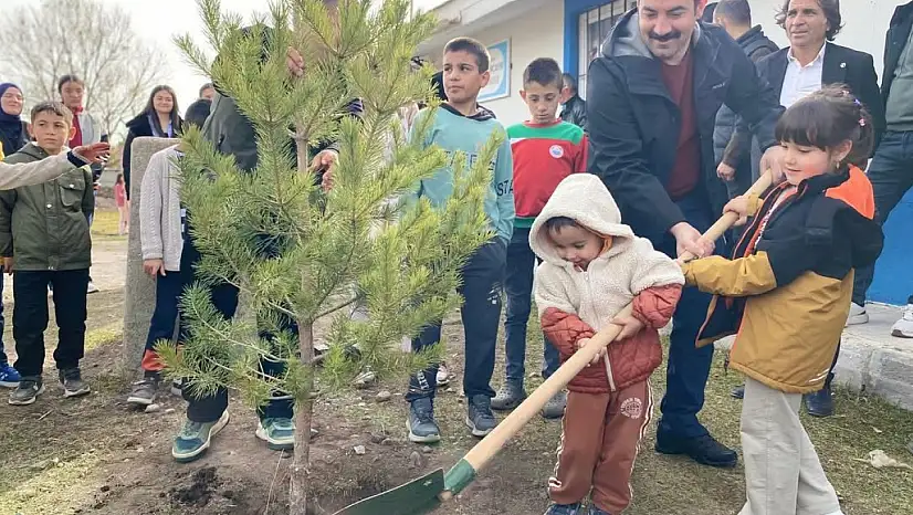 Kars'ta Milli Ağaçlandırma Günü'nde fidan dikim etkinliği düzenlendi