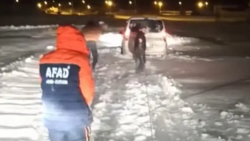 Kars'ta Olumsuz Hava Koşulları Nedeniyle Mahsur Kalan Araçlar Kurtarıldı