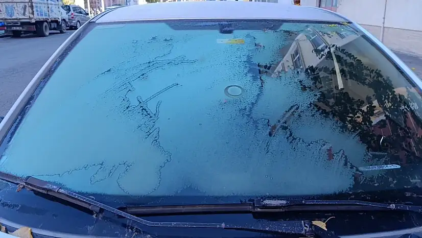 Kars'ta soğuk hava etkisiyle araç camları dondu, buzlanma tehlikesi arttı