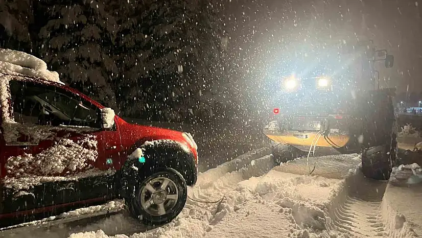 Kars'ta yoğun kar yağışı, ekiplerin hızlı müdahalesiyle mahsur kalan aracı kurtardı