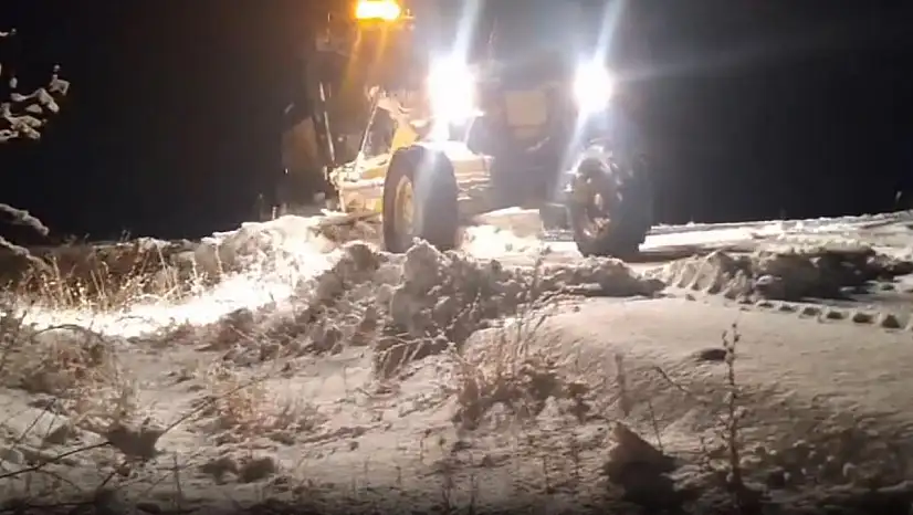 Kars'ta yoğun kar yağışı: Mahsur kalan 2 araç kurtarıldı