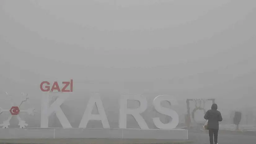 Kars'ta yoğun sis: Görüş mesafesi 5 metreye düştü! Sürücüler zor anlar yaşıyor