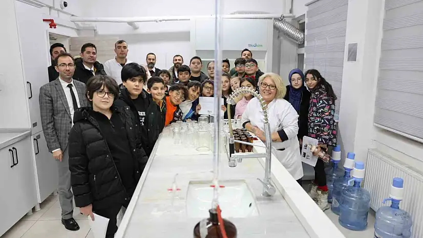 Kars'taki öğrenciler, tarım analizi süreçlerini laboratuvar ziyaretinde inceledi