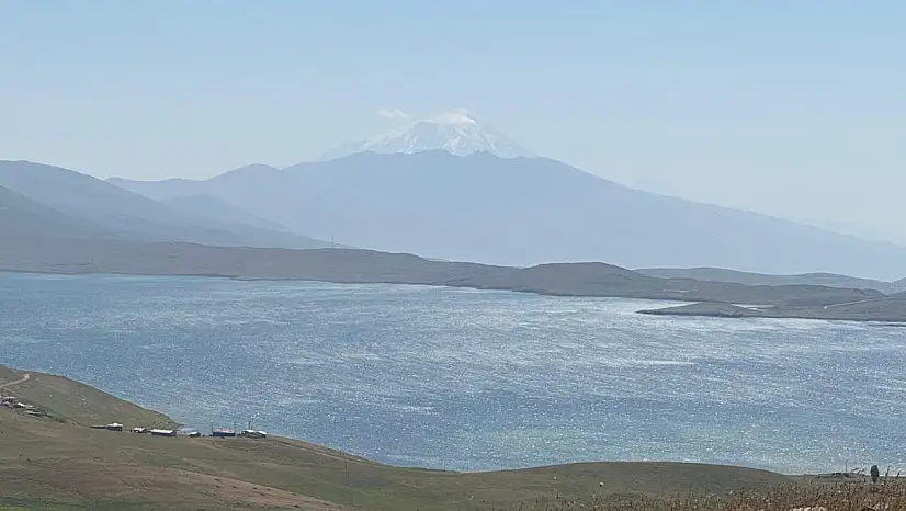 Kartpostallık manzara: Ağrı'nın iki dev güzelliği buluştu