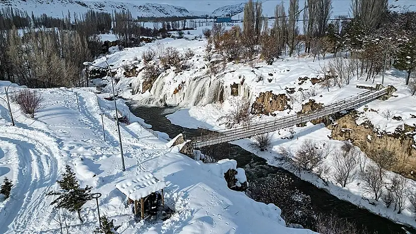 Kış, Muradiye Şelalesi'ni beyaza bürüdü