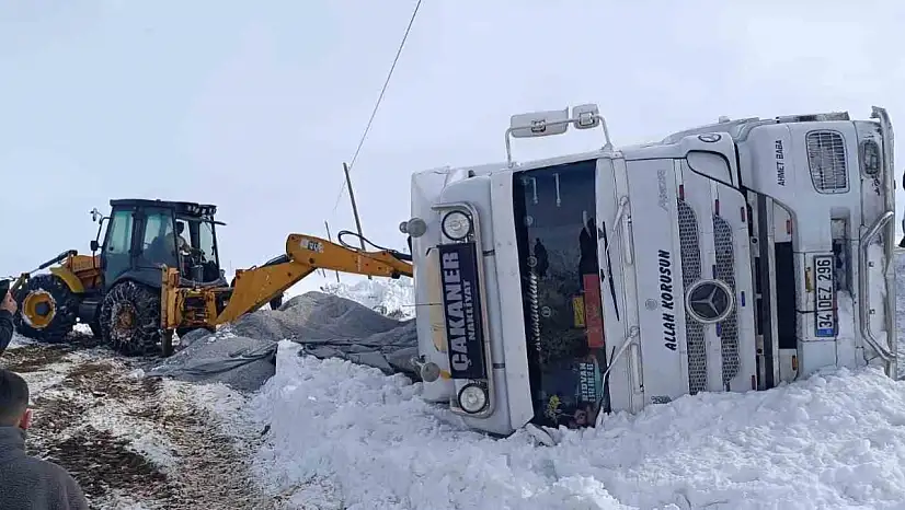 Kış şartları etkisini gösterdi: Tır kontrolden çıktı