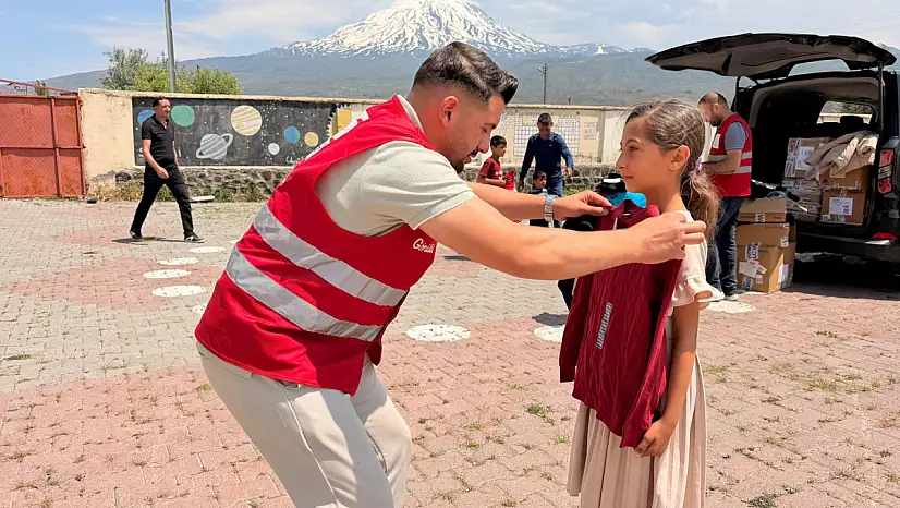 Kızılay Doğubayazıt Şubesi'nden Çiftlik Köyü'nde giyim desteği
