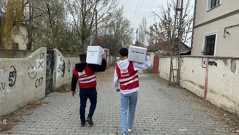 Kızılay gönüllüleri, Eleşkirt'te ihtiyaç sahibi aileleri ziyaret etti