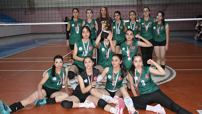 Küçük Kızlar Voleybolunda Şampiyon Efece Spor Oldu