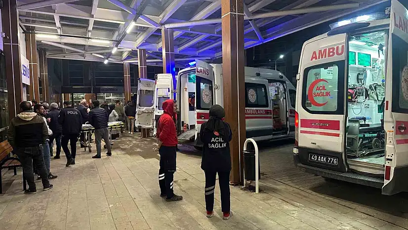 Malazgirt'te öğretmenleri taşıyan taksi takla attı, 7 yaralı hastaneye kaldırıldı