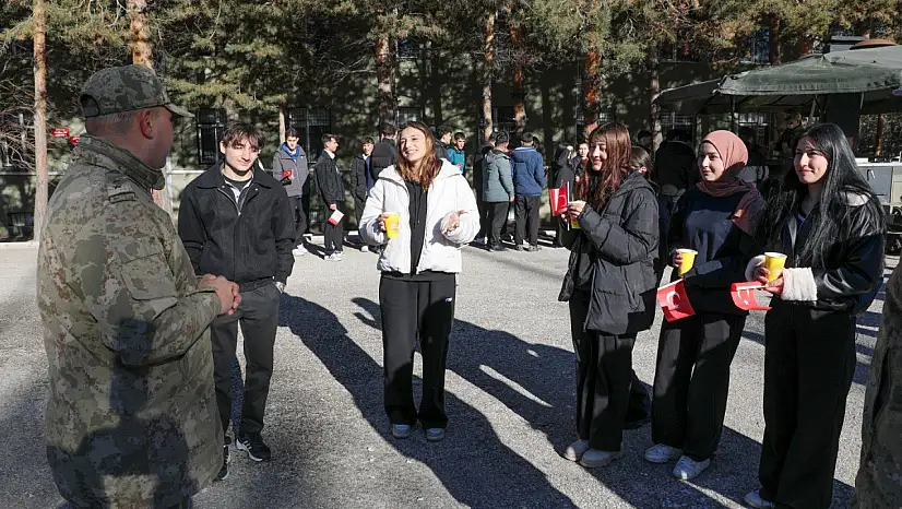 Mehmetçik ile Bir Gün Projesi Kapsamında Öğrencilerden 109. Topçu Birliği'ne Ziyaret