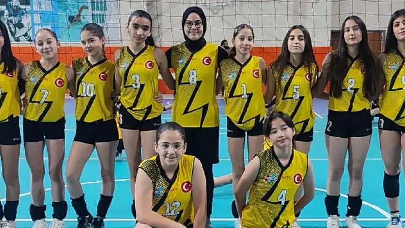 Midi Kızlar Bitlis'te Kürsüye Yaklaştı