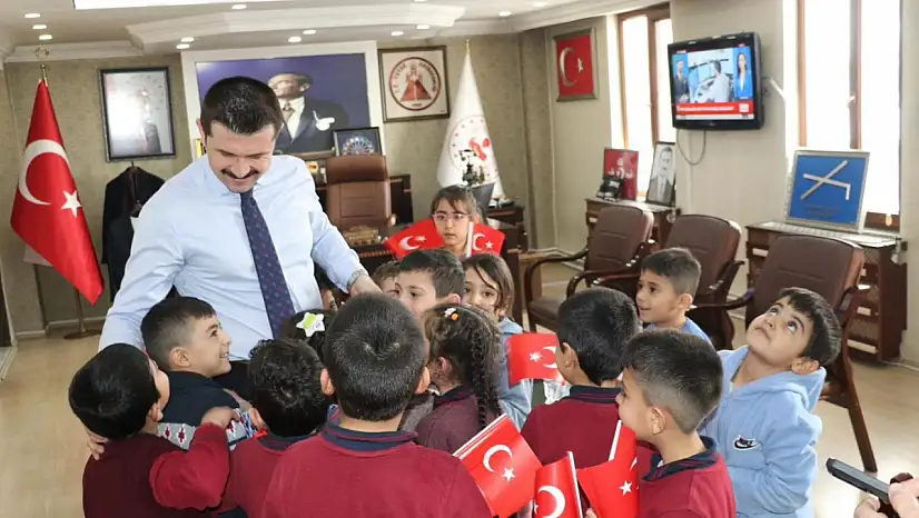 Minik öğrenciler bayraklarıyla geldi, Tutak Kaymakamlığı renklendi!