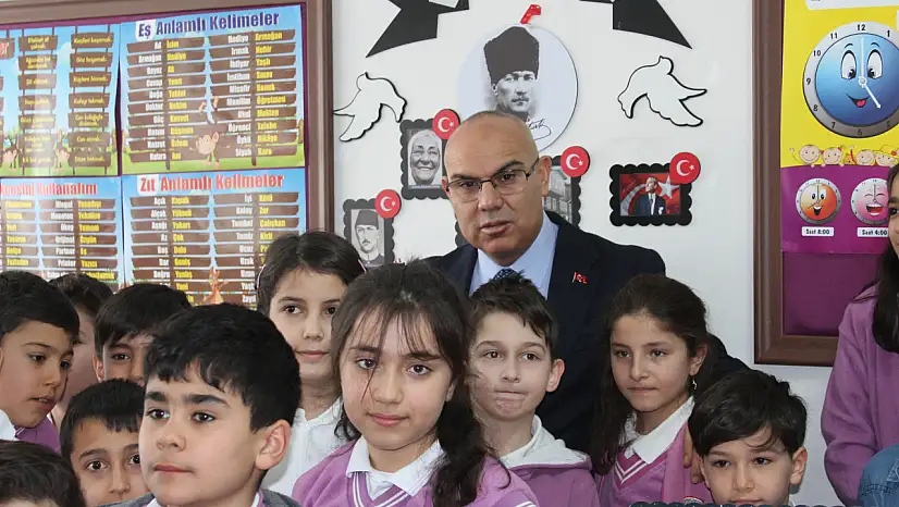 Minik öğrenciler ilk karnelerini Vali Koç'un elinden aldı