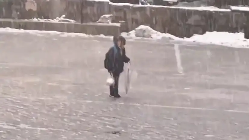 Minik öğrencinin kar altında İstiklâl Marşı coşkusu Türkiye'yi duygulandırdı