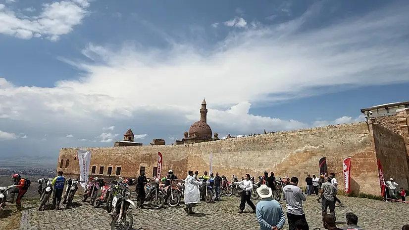 Motosiklet tutkunları İshak Paşa Sarayı'nda buluştu
