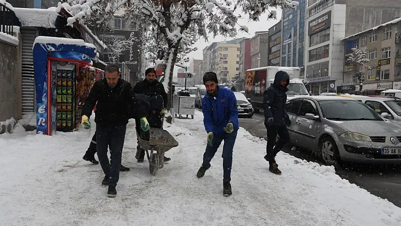 Muş Belediyesi Kar Temizleme ve Tuzlama Çalışmalarını Sürdürüyor