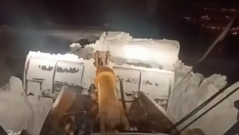 Muş İl Özel İdaresi ekipleri Karlıdere Köyü ve Mezralarında Yol Açma Çalışmaları Sürdürüyor