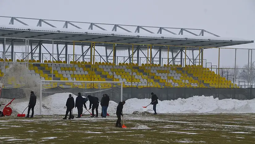 Muş Şehir Stadı kar engelini aştı