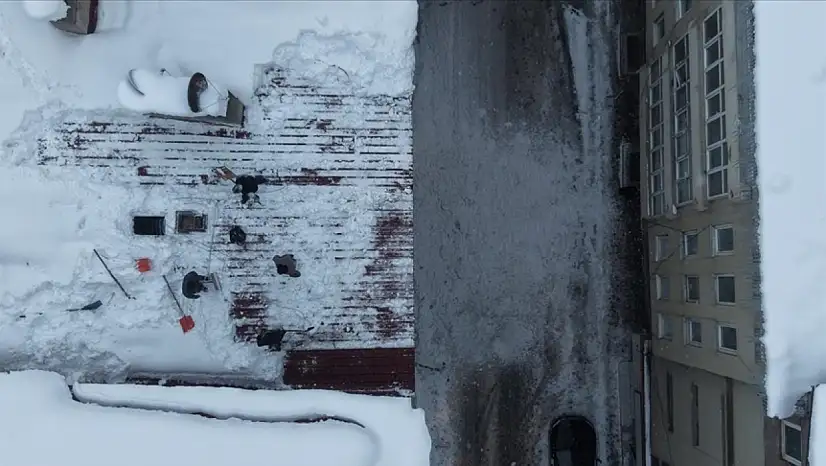 Muş'ta çatılarda nefes kesen kar temizliği