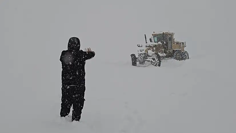 Muş'ta gazeteciler ve iş makinesi operatörü birlikte karla mücadele etti