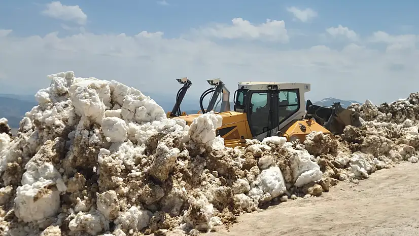 Muş'ta Haziran sonunda kar mesaisi: Yayla yolları iş makineleriyle açılıyor