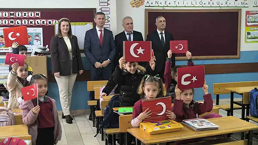 Muş'ta ikinci dönem bayraklarla başladı