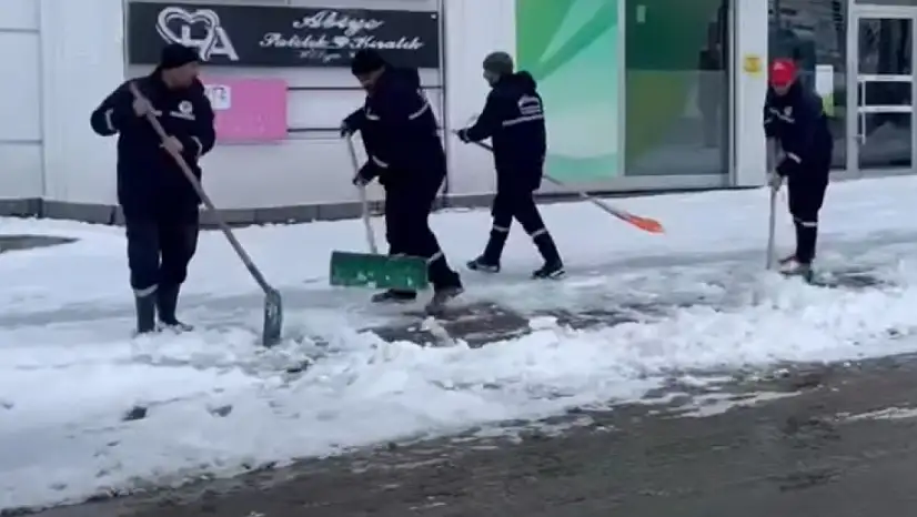 Muş'ta Kaldırımlarda Biriken Karlar Temizlendi