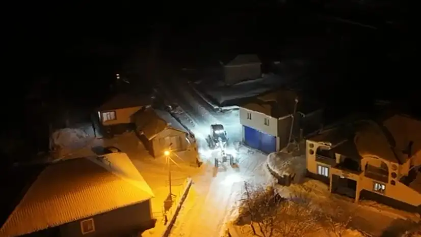 Muş'ta karla kapanan yollar, ekipleri alarma geçirdi