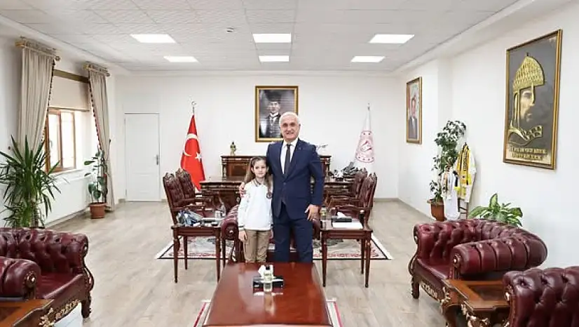 Muş'ta Vali, 23 Nisan'da Valilik görevini öğrenciye devretti!