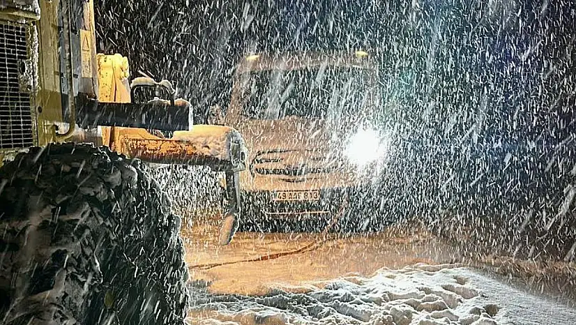 Muş'ta Yoğun Kar Yağışı Nedeniyle Köy Yolları Ulaşıma Kapandı