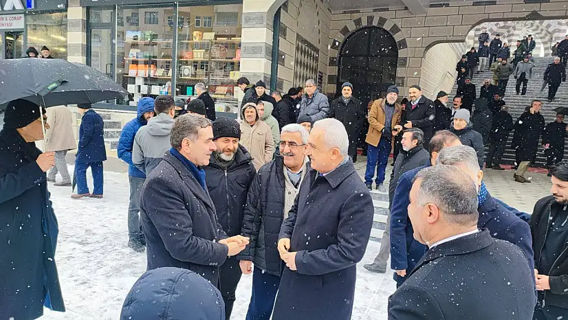 Muş Valisi Avni Çakır, Cami Çıkışında Vatandaşlarla Buluştu