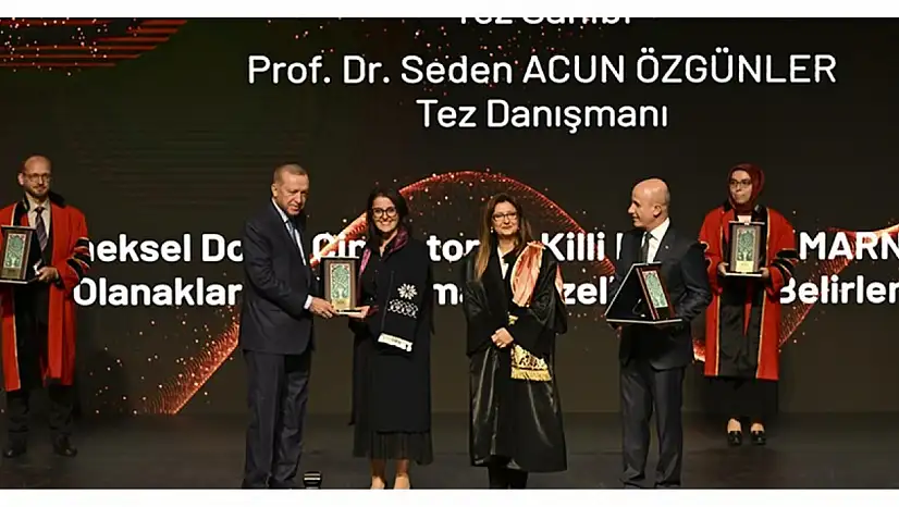 Nazife Özer, YÖK Üstün Başarı Ödülü'nü Cumhurbaşkanı Erdoğan'dan aldı