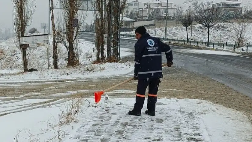 Oltu Belediyesi'nden Buzlanmaya Karşı Erken Saatlerde Müdahale