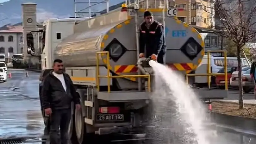 Oltu Belediyesi'nden Cadde ve Kaldırım Temizlik Çalışmaları