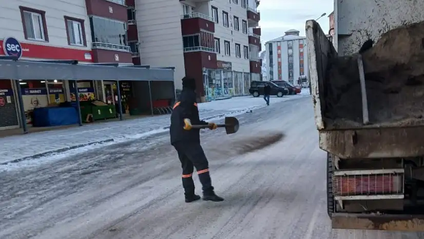 Oltu'da Buzlanmaya Karşı Sabahın İlk Saatlerinde Müdahale