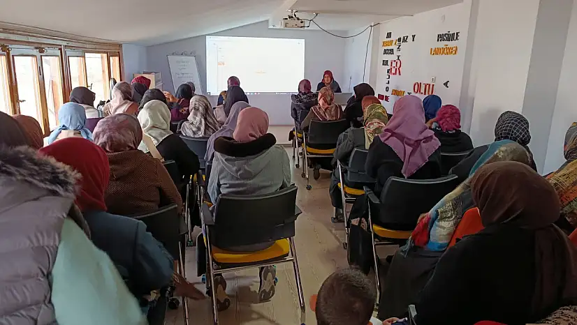 Oltu'da Hanımlar ve Genç Kızlara Yönelik Yüz Yüze Tefsir Dersleri Devam Ediyor