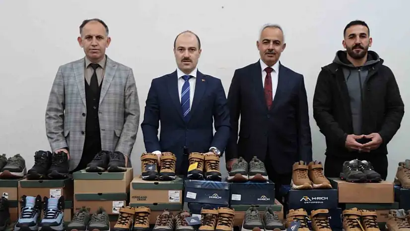 Oltu'da hayırsever iş insanından 300 çift kışlık ayakkabı bağışı marangozluğa örnek oldu