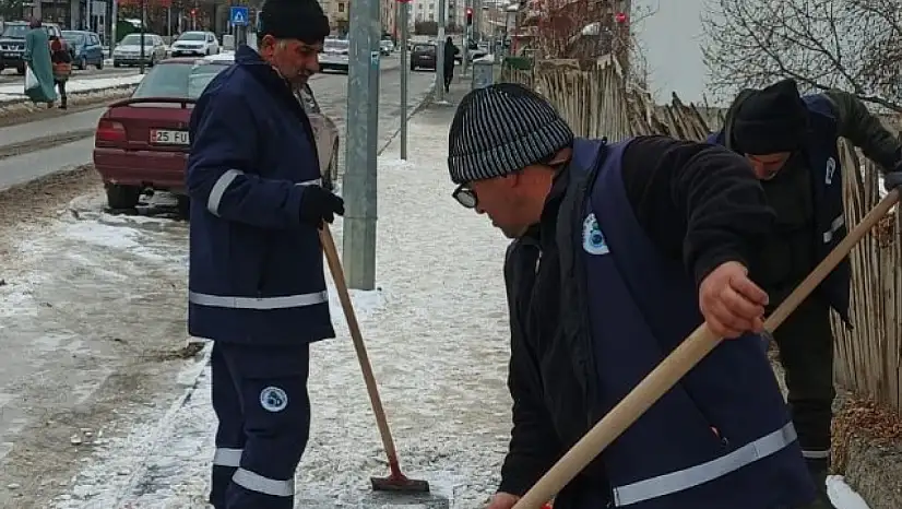 Oltu'da Karla Mücadele Çalışmaları Aralıksız Sürüyor