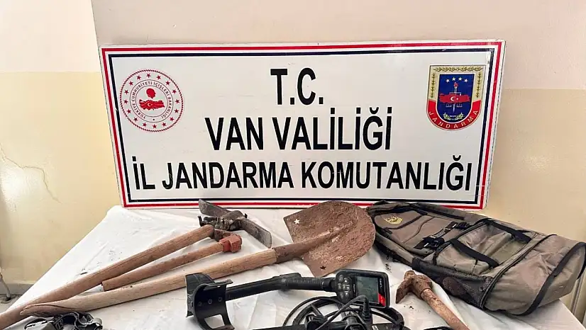 Özalp'ta kaçak kazı yapan 4 kişi jandarmadan kaçamadı, 2 şahsa adli işlem yapıldı