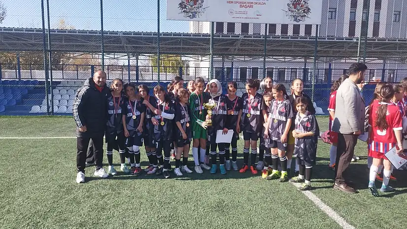 Özalp YBO Kız Futbol Takımı, penaltılarla il birincisi oldu!