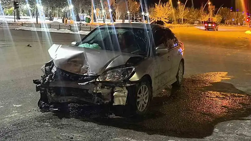 Palandöken'de kavşakta çarpışma: 4 kişi yaralandı