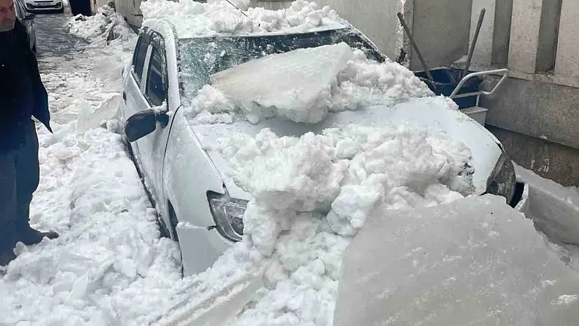 Park halindeki araç kar kütlelerinin hedefi oldu