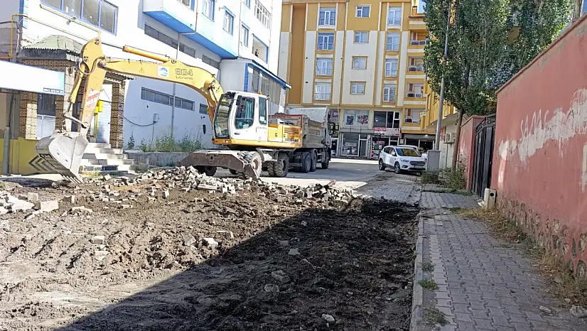 Parke taşlar söküldü, asfalt hazırlıkları başladı
